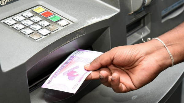 வங்கி கணக்கில் பணம் அபேஸ்: