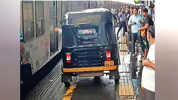 ஆட்டோவை நேரடியாக ரயில்வே பிளாட்பாராத்தில் ஓட்டினார்