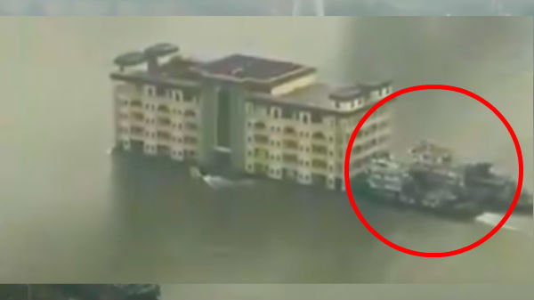  இரண்டு படகுகள் மூலம் இடமாற்றம் 