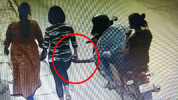 பெண்ணிடம் செல்போன் பறிப்பு