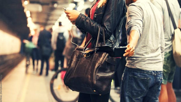 திரளான மக்கள் கூட்டத்தில் திருட்டு