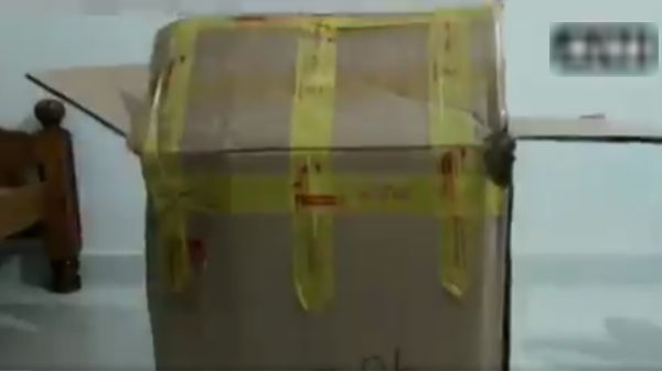 வீட்டிற்கு வந்த பார்சல் பாக்ஸ்