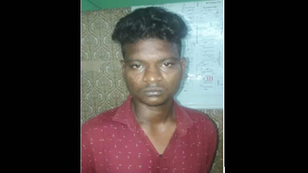 சாலைகளில் செல்போன் பேசியபடி செல்லும் பெண்கள்தான் முதல் இலக்கு.!