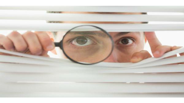 உங்களை யாரோ கண்காணித்துக் கொண்டிருக்கிறார்கள்