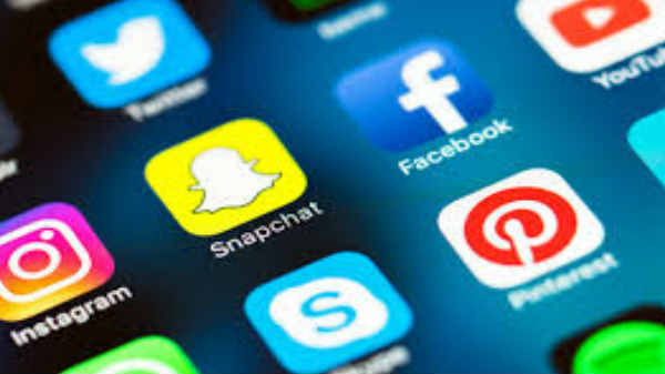 லிஃப்டில் சிக்கிய சிறுவன்: பாய்ந்து  காப்பாற்றிய சிறுமி.!