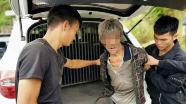 பிறகு போலீசார் குண்டு கட்டாக தூக்கினர்