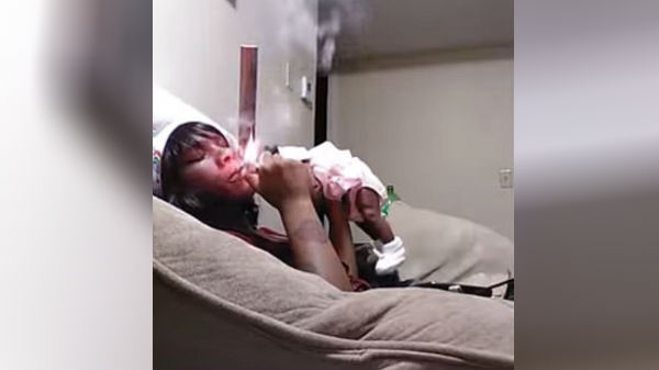 அலட்சியமாக குழந்தையை கையாண்ட தாய் 