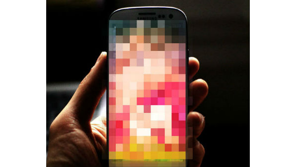 ஆபாச படம் பதிவிறக்குவதும் பகிர்வதுமே பணி