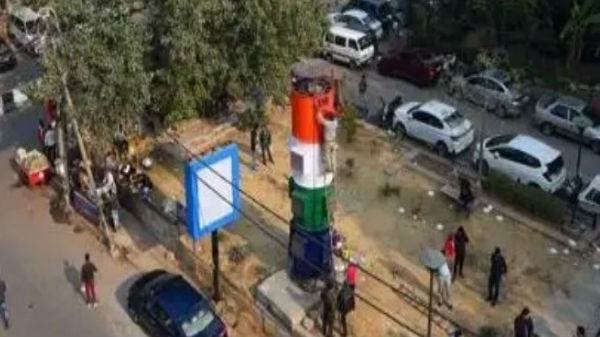 இது செல்போன் டவர் இல்ல சுவாசக் காற்று டவர்:டெல்லியில் நிறுவப்பட்ட டவர்