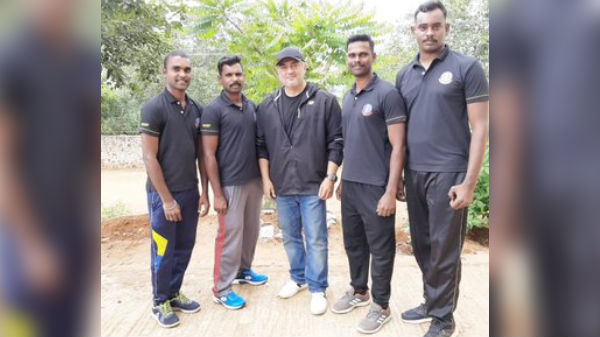 காஞ்சிபுரம் காவல்நிலைய அதிகாரிகளுடன் அஜித்