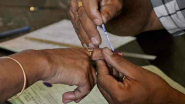 ஸ்கேன் செய்துவிட்டு ஓட்டு போட அனுமதி