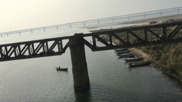 ஆற்றில் இருந்து குதித்த பெண்