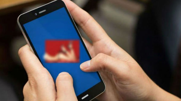 விபச்சாரம் செய்வதாக பெண்களின் புகைப்படங்கள்