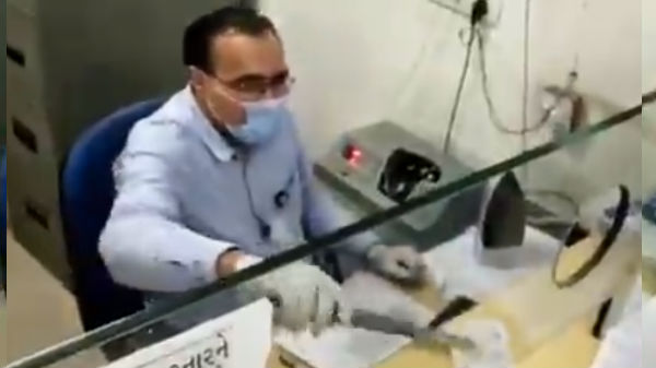 முழு பாதுகாப்பு அம்சங்களுடன் வேலை பார்க்கும் ஊழியர்
