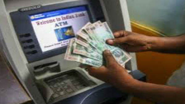 வங்கி அதிகாரிகள் அப்பகுதி போலீஸாருக்கு புகார்