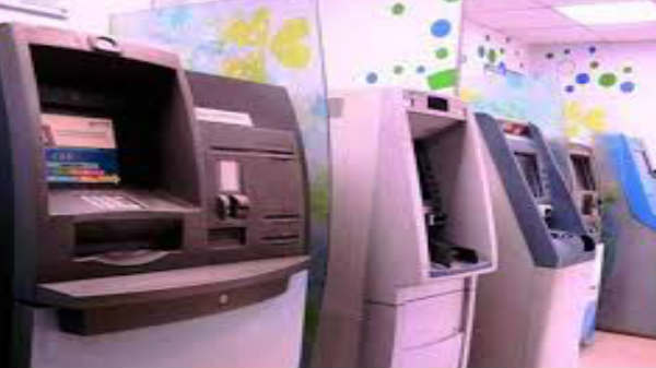 வீட்டு வாசலில் நிற்கும் ATM