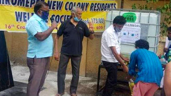 இலவசமாக சானிடைசர் வழங்கும் சந்தானம்