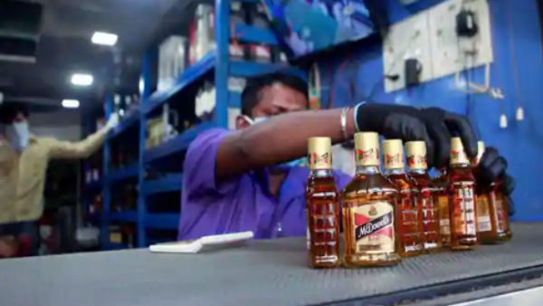 மதுக்கடையில் சமூக இடைவெளியை சரியாக பின்பற்றிய ரோபோட்