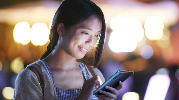 பொத்தானையும் கொண்டுள்ளது