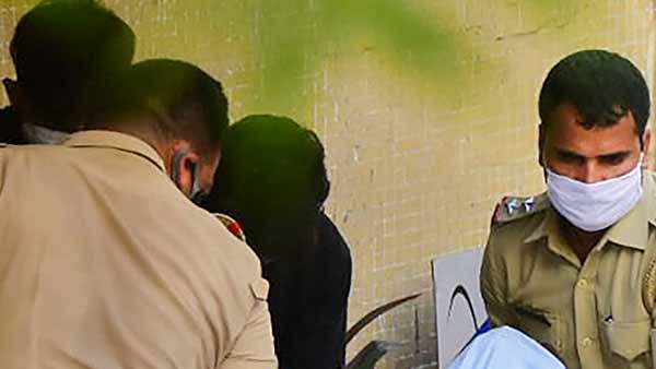 தூக்குப்போட்டு தற்கொலை செய்து கொண்டார்