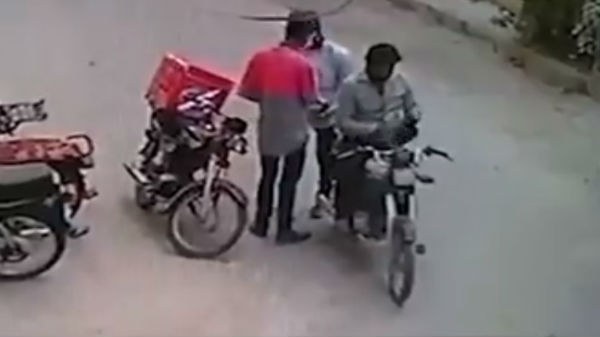 இரு சக்கர வாகனத்தில் வந்த இருவர்