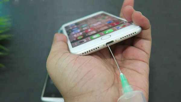 ஸ்மார்ட்போனுக்கு ஒரு ஓசி போட்ட எல்லாம் சரியா போகும்