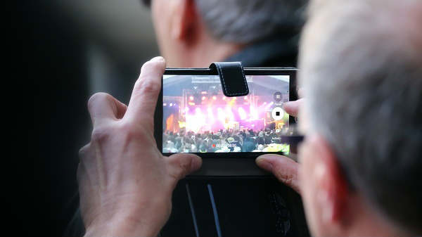 வீடியோ ரெகார்ட் செய்துகொண்டே புகைப்படங்கள் எடுக்கலாம்