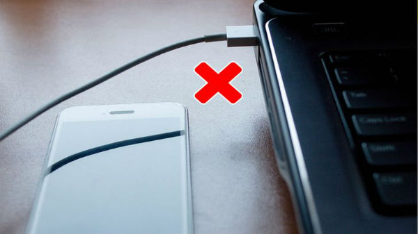 10. லேப்டாப் மூலம் சார்ஜ் செய்யும் பழக்கம்