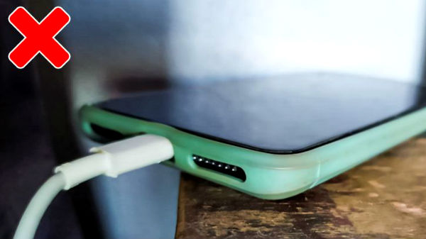 7. மொபைல் கேஸ் உடன் சார்ஜ் செய்யும் பழக்கம்