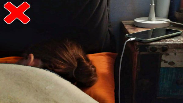 2. இரவு முழுதும் சார்ஜிங் செய்யும் பழக்கம் 