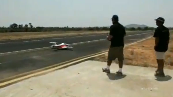 வீடியோவில், அஜித் இயக்கும் ஆளில்லா விமானம்