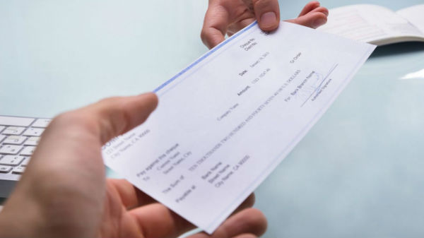 போலி காசோலைகளை தயாரிப்பதும்