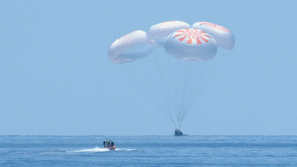  பூமிக்கு திரும்பினர். 