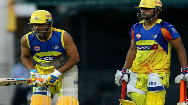 எதிர்நோக்கி காத்துக் கொண்டிருக்கும் ரசிகர்கள்