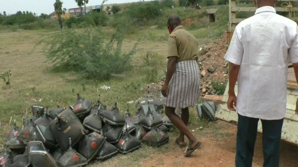 மரத்தாலான பழைய வால்வு ரேடியோ