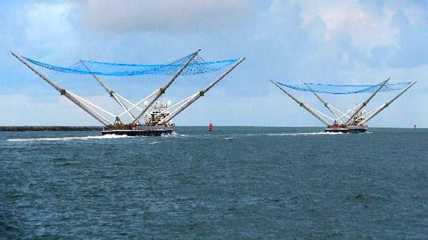 கடலில் இதற்காக இரண்டு ட்ரோன் கப்பல்கள் 