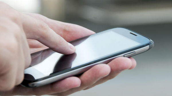 ஸ்மார்ட்போன் உடன்