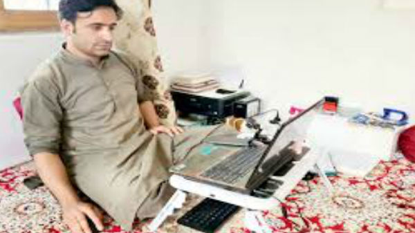 என்ற ஆசிரியர் தான் இந்த 