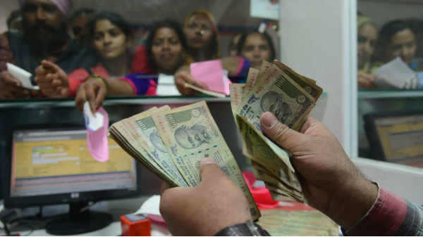 வங்கிக்கு வரும் பெண்களிடம் ஆசை பேச்சு 