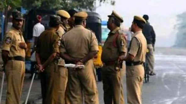பரிசு வழங்கிய போலீசார் 
