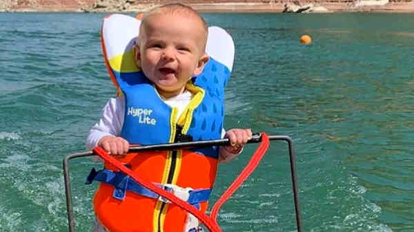 வாட்டர் ஸ்கீயிங் செய்த குழந்தைக்கு வயது என்ன தெரியுமா?