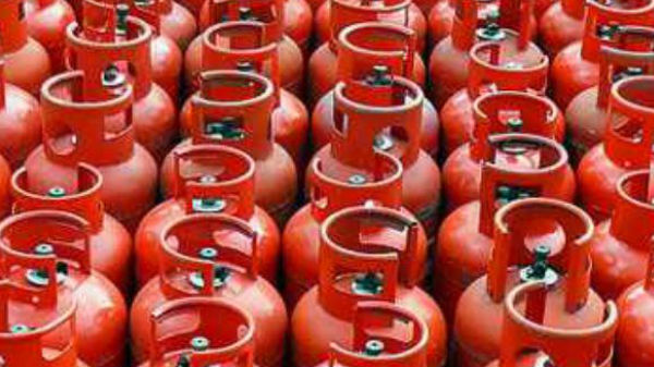 வாடிக்கையாளர்கள் சிலிண்டர் முன்பதிவு