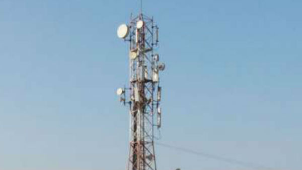 இயந்திரங்கள், ஜெனரேட்டர்களை லாரியில் ஏற்ற முயன்ற கும்பல்