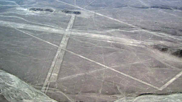 பெரிய சின்னங்கள் ஏன் பாலைவனத்தில் பதிக்கப்பட்டன?