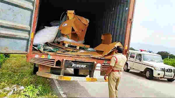 நெடுஞ்சாலையில் ஓடும் வாகனங்களை துப்பாக்கி காட்டி கொள்ளை 