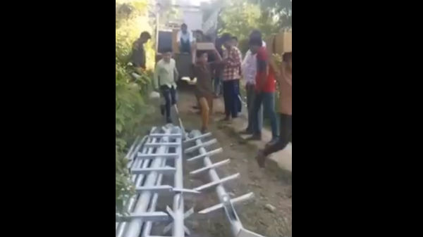 செல்போனுக்கு டவர் கிடைக்காமல் தவித்த மாணவர்கள்