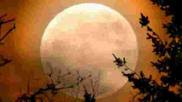 ஆரஞ்சு வண்ண நிலவு