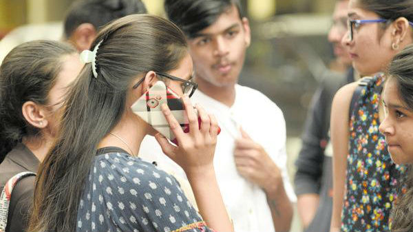 மனிதர்களின் நடவடிக்கையையே மொத்தமாக மாற்றிய ஸ்மார்ட்போன்கள்  