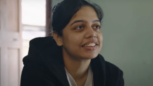 மாணவர்களிடம் உரையாடுவதை 