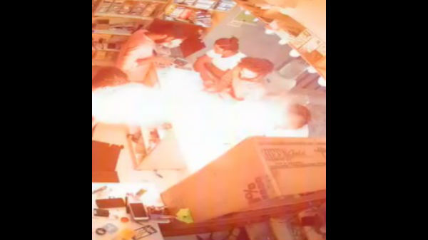 வெடித்து சிதறிய பேட்டரி 